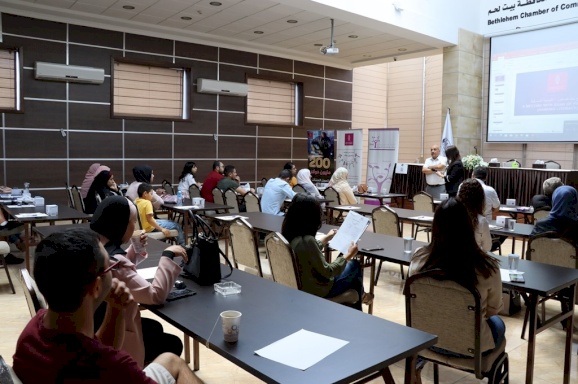 غرفة تجارة و صناعة محافظة بيت لحم و بنك فلسطين يعقدان ورشة بالتوعية المصرفية